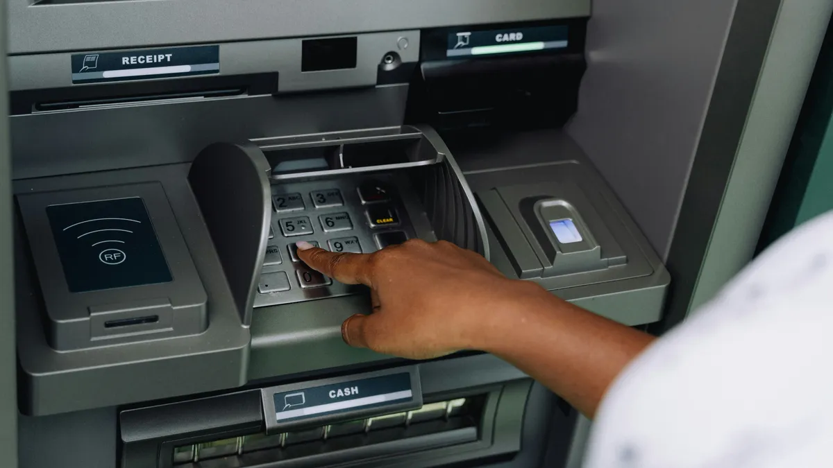 Üzemszünet lesz az OTP Bank nál. Több napon kell átmeneti leállásokra számítani (illusztráció)