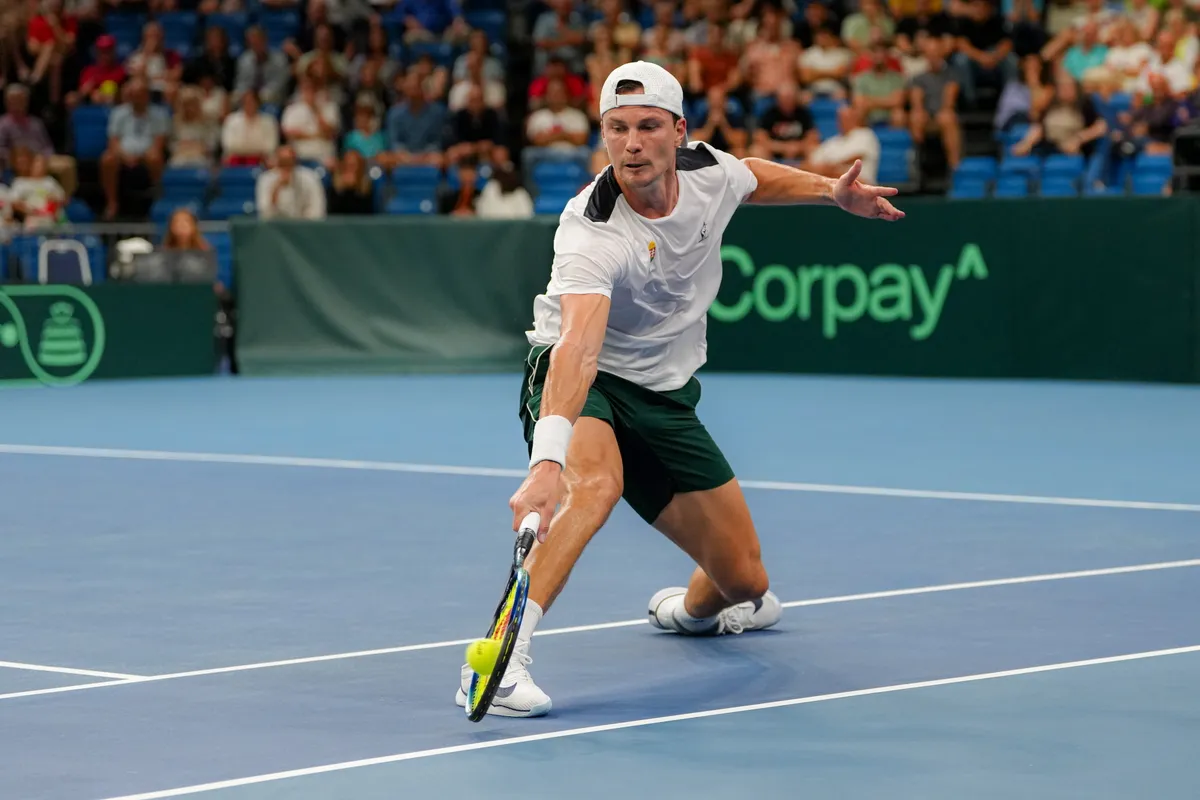 Debrecen, 2025. szeptember 12.
Fucsovics Márton játszik az osztrák Lukas Neumayer ellen a Magyarország - Ausztria Davis Kupa szuperdöntő debreceni selejtezőjében a debreceni Főnix Arénában 2025. szeptember 12-én.
MTI/Derencsényi István