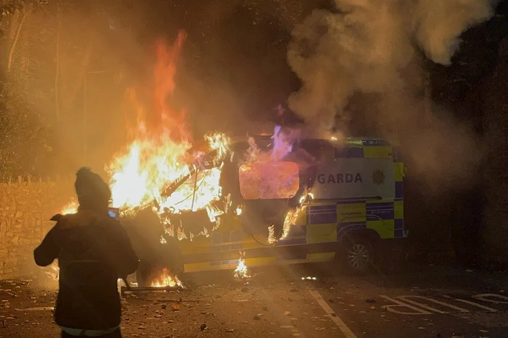 Dublinban a migránsok miatt tüntetők egy rendőrautót is felgyújtottak