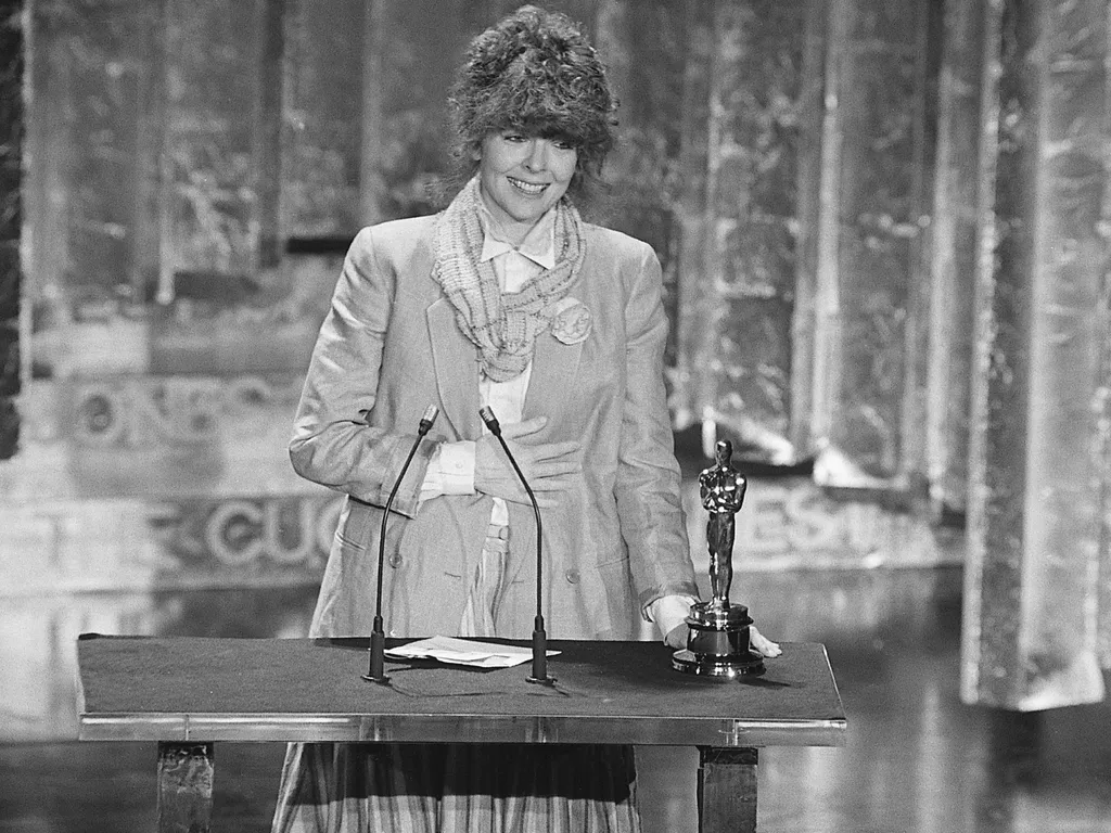 DianeKeatonéleteképekben, DianeKeaton, Diane Keaton, színésznő,   Diane Keaton makes her acceptance speech after she won the Oscar for Best Performance by an Actress in a Leading Role at the 50th Annual Academy Awards presentation at the Dorothy Chandler 