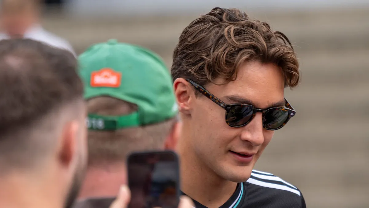 Kitúrták a helyéről, elképesztő maszkban osont be a pályára az F1-es sztárpilóta