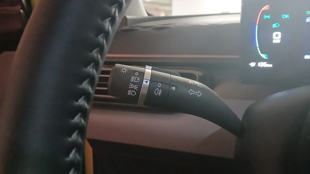 Sok esetben az automatikus fényszóróaktiválással ellátott modelleknél is érdemes manuálisan tompított fényszórót kapcsolni
Fotó: Autó-Motor