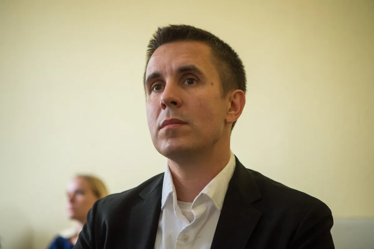 Budapest, 2019. május 7.
Czeglédy Csaba (Éljen Szombathely!-MSZP-DK-Együtt) szombathelyi önkormányzati képviselő, a Demokratikus Koalíció európai parlamenti (EP-) képviselőjelöltje a Nemzeti Választási Bizottság (NVB) ülésén a Nemzeti Választási Iroda (NVI) Alkotmány utcai székházában 2019. május 7-én. Az NVB nem függesztette fel Czeglédy Csaba mentelmi jogát.
MTI/Balogh Zoltán