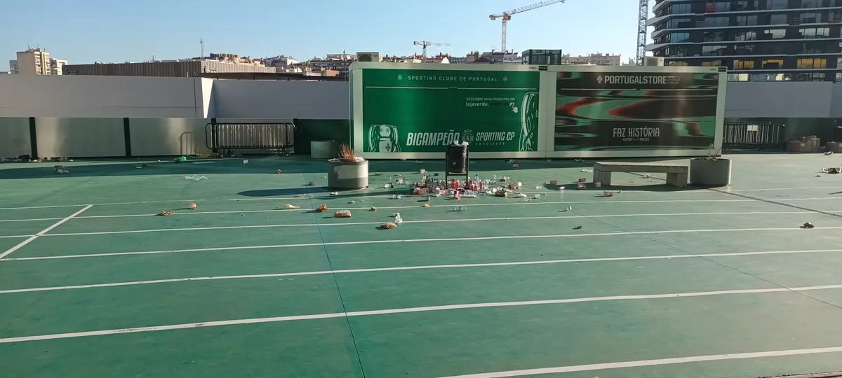 Sok helyen még nem takarították el a szombati portugál-ír meccsen felgyülemlett szemetet