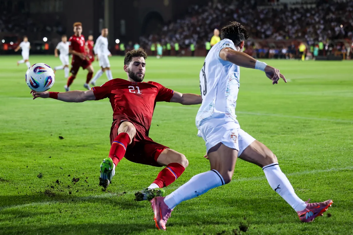 Az örmény Nair Tiknizjan (balra) és a portugál Pedro Neto a 2026-os labdarúgó-világbajnokság európai F csoportjának Örményország–Portugália mérkőzésén Jerevánban 2025. szeptember 6-án