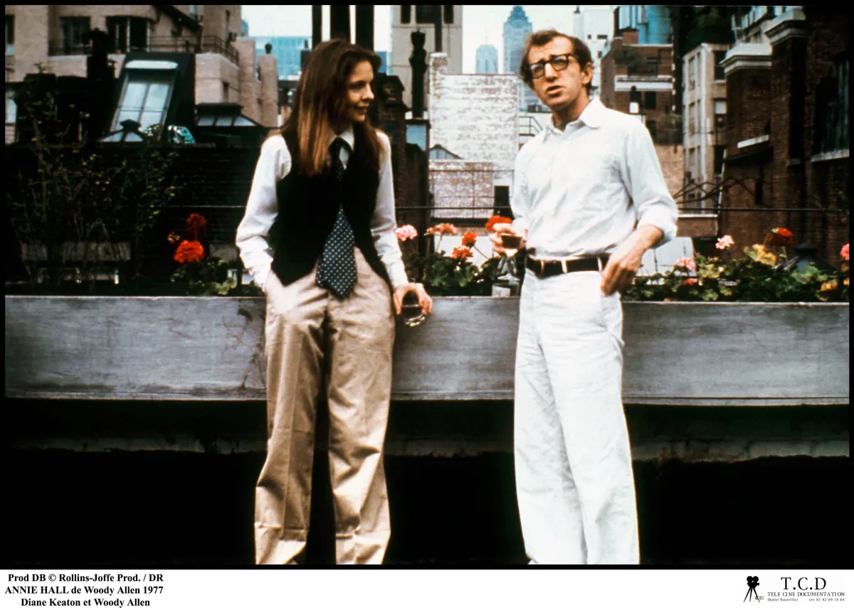 Prod DB © Rollins-Joffe Prod. / DR
ANNIE HALL de Woody Allen 1977 USA
avec Diane Keaton et Woody Allen
new york, toits d'immeuble, femme habillée en homme