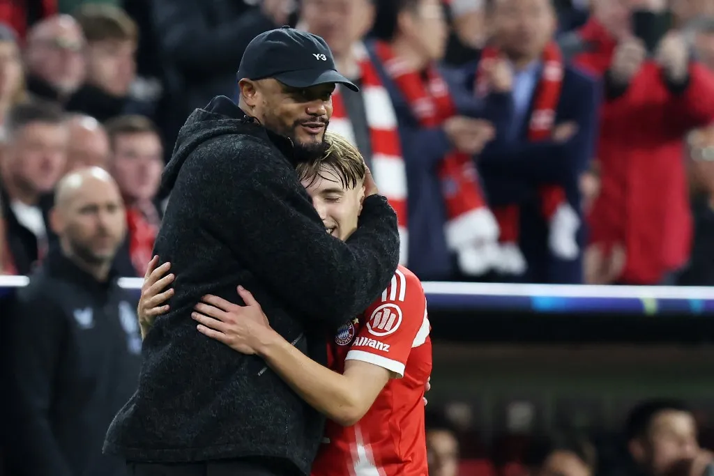 Bayern Munich's Belgian head coach Vincent Kompany (L) reacts with Bayern Munich's German midfielder #42 Lennart Karl after Karl left the pitch during the UEFA Champions League football match between FC Bayern Munich and Club Brugge in Munich, southern Germany on October 22, 2025. (Photo by Alexandra BEIER / AFP)