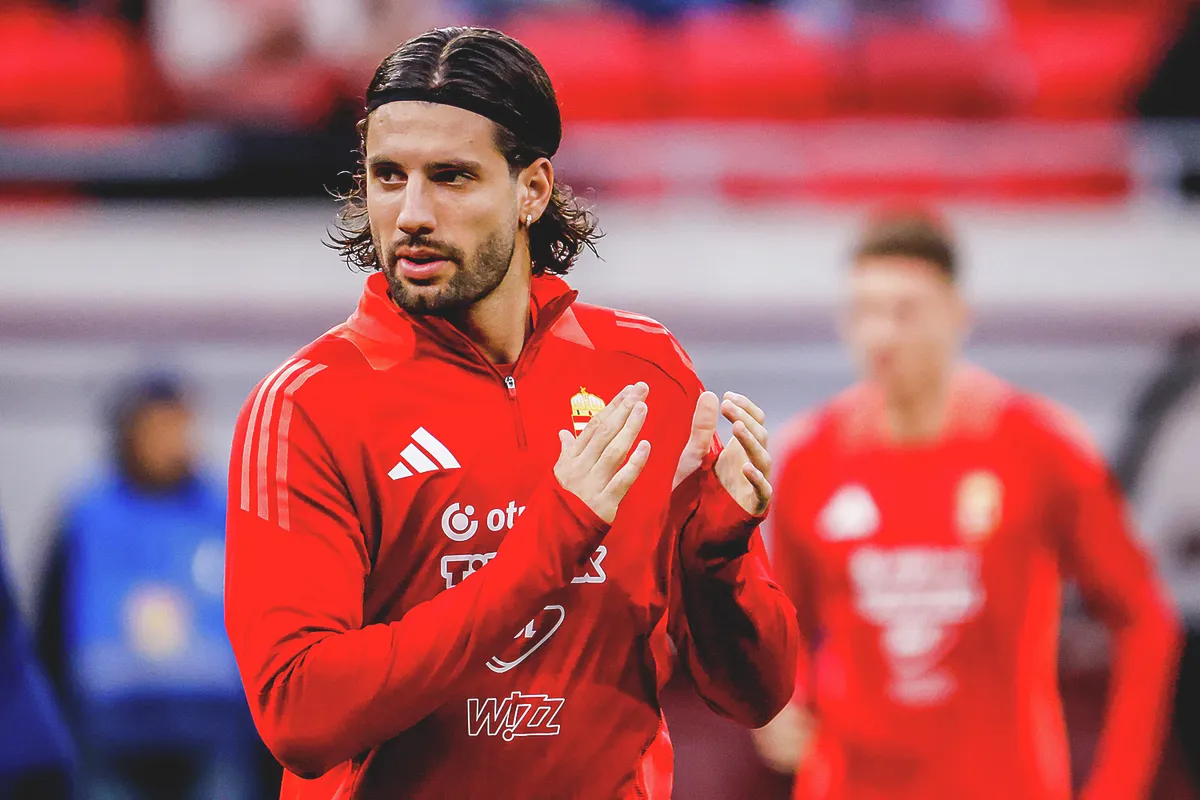 Szoboszlai Dominik, a magyar válogatott csapatkapitánya bemelegítés közben