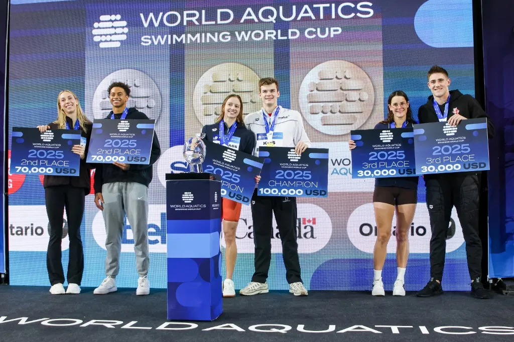 Kós Hubert a 100 ezer dolláros fődíjat jelképező csekkel a kezében a világkupa megnyeréséért