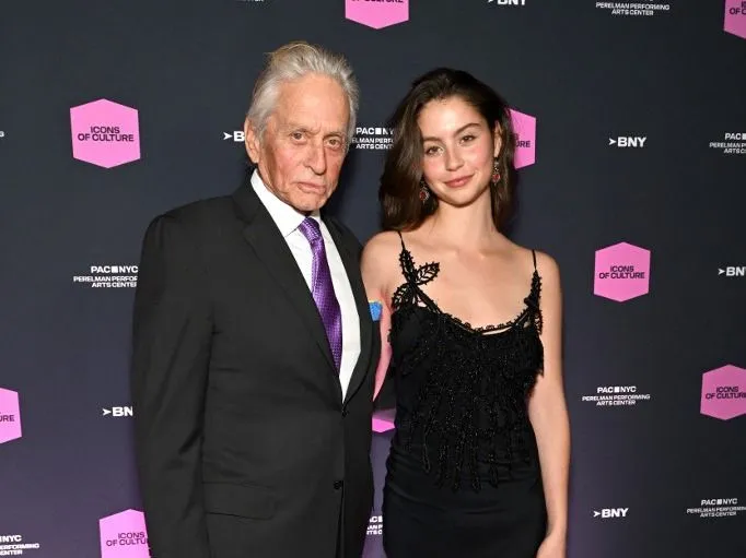 NEW YORK, NEW YORK - OCTOBER 28: Michael Douglas and Carys Zeta Douglas attend PAC NYC ICONS OF CULTURE Gala at Perelman Performing Arts Center on October 28, 2025 in New York City.   Slaven Vlasic/Getty Images for Perelman Performing Arts Center (PAC NYC/AFP) (Photo by Slaven Vlasic / GETTY IMAGES NORTH AMERICA / Getty Images via AFP), Michael Douglas lánya