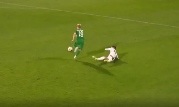 A lengyel játékost megállítani igyekvő védő még a földre is huppant