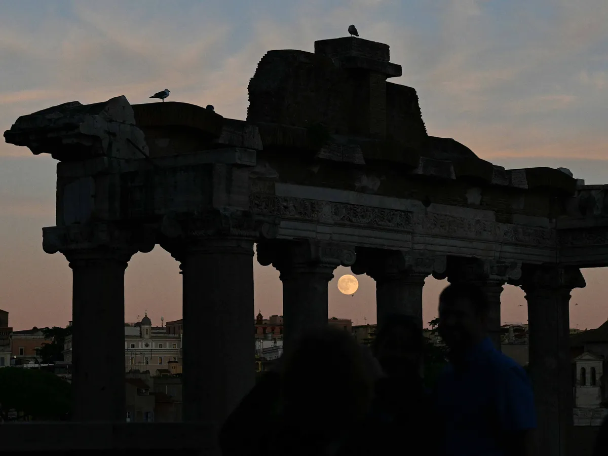 Szuperhold2025, Szuperhold, telihold, hold,   A full moon rises behind the Temple of Saturn in the Roman Forum, on October 6, 2025. (Photo by Tiziana FABI / AFP)