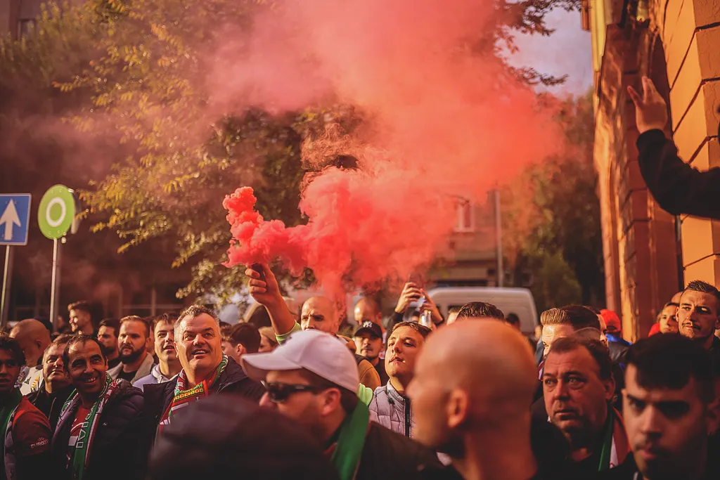 Magyarország–Örményország világbajnoki selejtező, labdarúgás, foci, futball, Magyar labdarúgó-válogatott, Puskás Aréna, 2025. 10. 11.
Szurkolók vonulnak