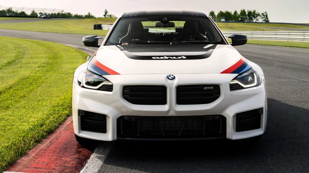 Elölnézetben látható a BMW M2 Turbo egy versenypályán.
