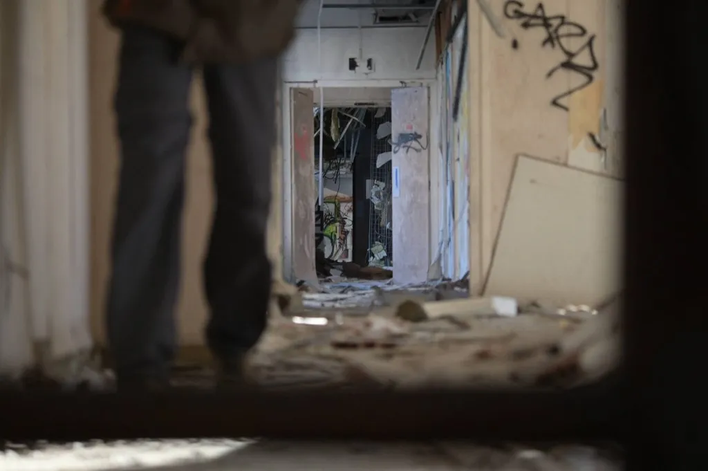 France, Gelos, 2022-01-08. Following in the footsteps of a photographer from the Palais region who practices Urbex or urban exploration. This discipline consists of visiting places built and abandoned by man or inaccessible to the public. In this case, the site is a former sanatorium in the Bearn region of France. It offers a splendid view of the mountains, particularly the Pic du Midi d Ossau. France, Gelos, 2022-01-08. Dans les pas d un photographe Palois qui pratique l Urbex ou exploration urbaine. Cette discipline consiste a visiter des lieux construits et abandonnes par lhomme ou inaccessibles au public. Ici le lieux se trouve dans le Bearn et serait un ancien sanatorium. Il offre une splendide vue sur les montagnes et notamment sur le pic du midi d Ossau. Photograph by Quentin Top / Hans Lucas. Photographie de Quentin Top / Hans Lucas. (Photo by Quentin Top / Hans Lucas via AFP)