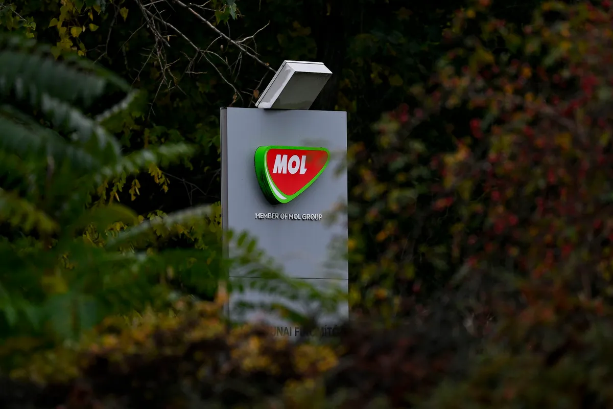 Százhalombatta, 2025. október 21.
A Mol logója a cég százhalombattai Dunai Finomítójánál 2025. október 21-én. A Mol megerősítette, hogy előző nap éjjel tűz ütött ki a finomító AV3-as üzemében. A tüzet a tűzoltók lokalizálták, és jelenleg is dolgoznak a terület biztosításán. Személyi sérülés nem történt, a baleset pontos okát vizsgálják. A kárfelméréssel párhuzamosan fokozatosan újraindítják a tűzben nem érintett üzemegységeket.
MTI/Hegedüs Róbert