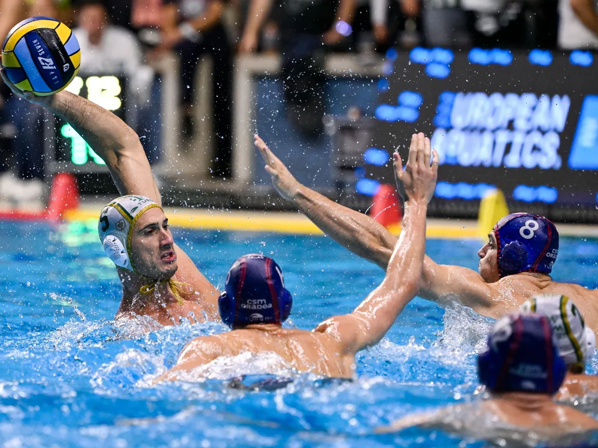 Fradi, Vámos Márton, a Ferencváros játékosa (b) a vízilabda Bajnokok Ligája csoportkörének első fordulójában játszott FTC-Telekom Waterpolo - CSM Oradea mérkőzésen a Komjádi Uszodában 2025. október 15-én.
MTI/Purger Tamás