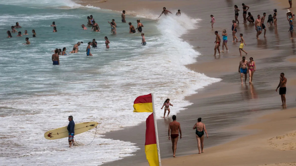 Hőség: strandolók a sydney-i Bondi Beachen, okróber 22-én