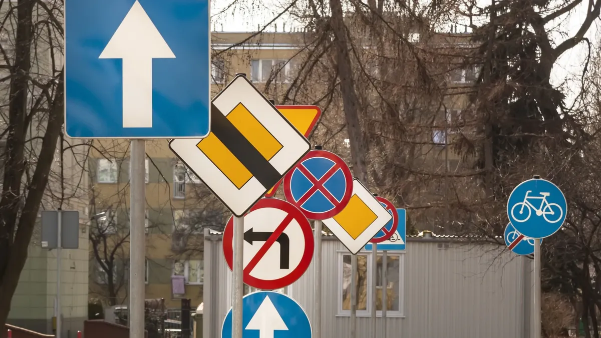 KRESZ-táblák egymás mögött egy gyakorlópályán.