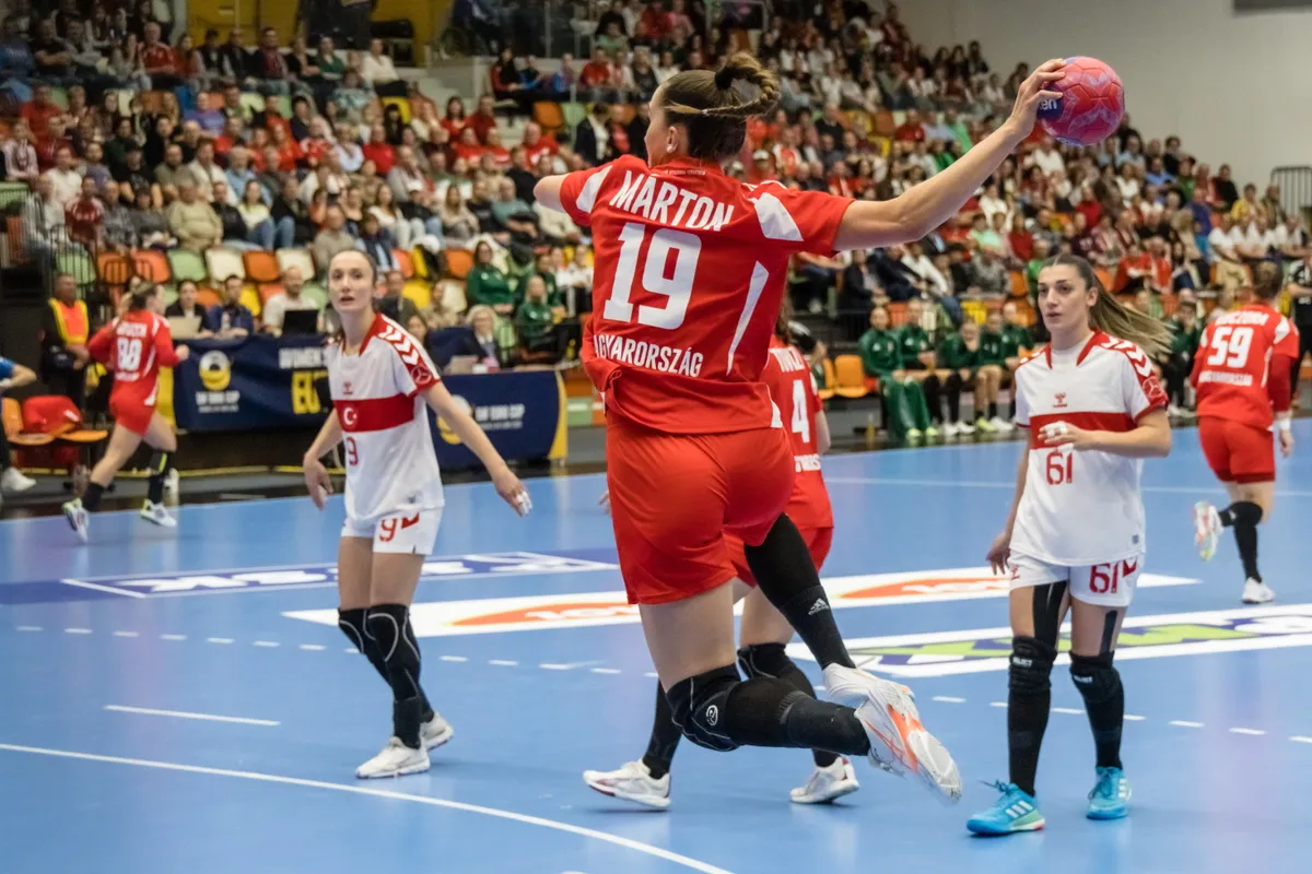 Márton Gréta akcióját nézi Edanur Cetin (61), a török játékos, akit ölben kellett levinni a pályáról a magyar női kézilabda-válogatott ellen Nagykanizsán.