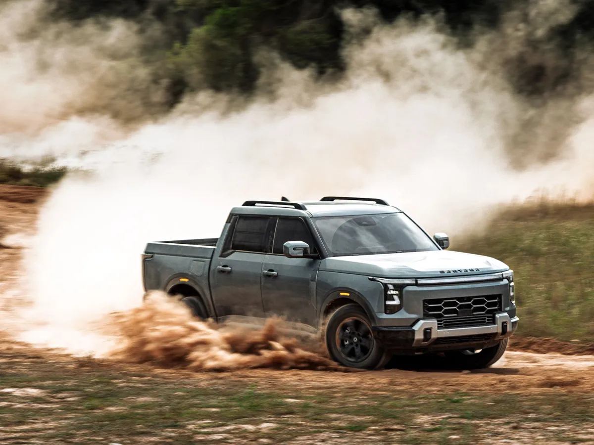 A Santana által gyártott Nissan pickup fordul nagy port felkavarva.