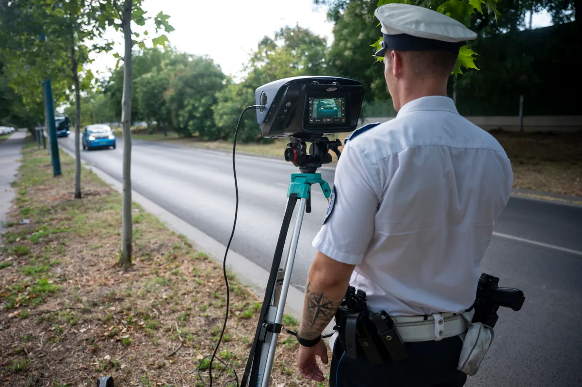 Budapest, 2025. augusztus 4.Sebességet mér egy rendőr Budapesten, a Kacsóh Pongrác úton 2025. augusztus 4-én. A rendőrség augusztus 4. és 10. között Magyarország egész területén sebességellenőrzést végez a gyorshajtók kiszűrése érdekében.MTI/Balogh Zoltán, gyorshajtás