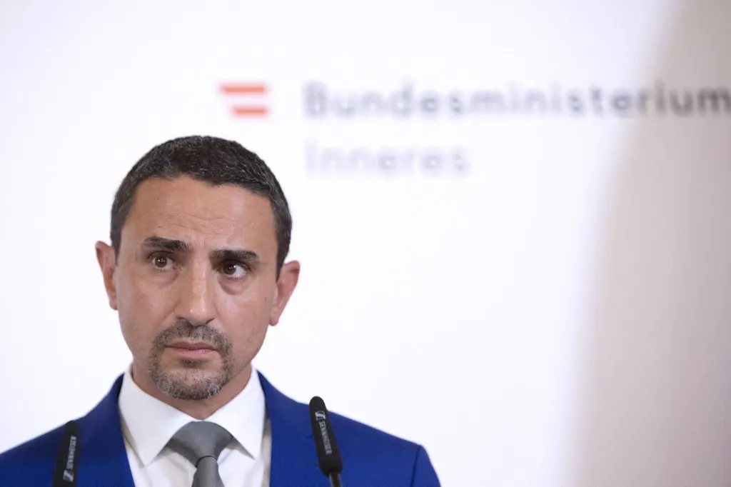 Az FPÖ feltette a kérdést, hogy vajon miért mondott le Omar Haijawi-Pirchner, Ausztria Államvédelmi Igazgatóságának vezetője