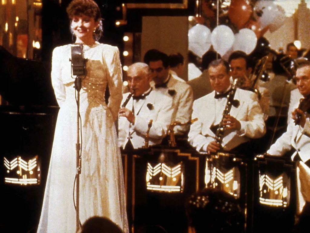 DianeKeatonéleteképekben, DianeKeaton, Diane Keaton, színésznő,   Radio Days 
Year : 1987 USA
Director : Woody Allen
Diane Keaton
Photo: Brian Hamill.
It is forbidden to reproduce the photograph out of context of the promotion of the film. It must be cred