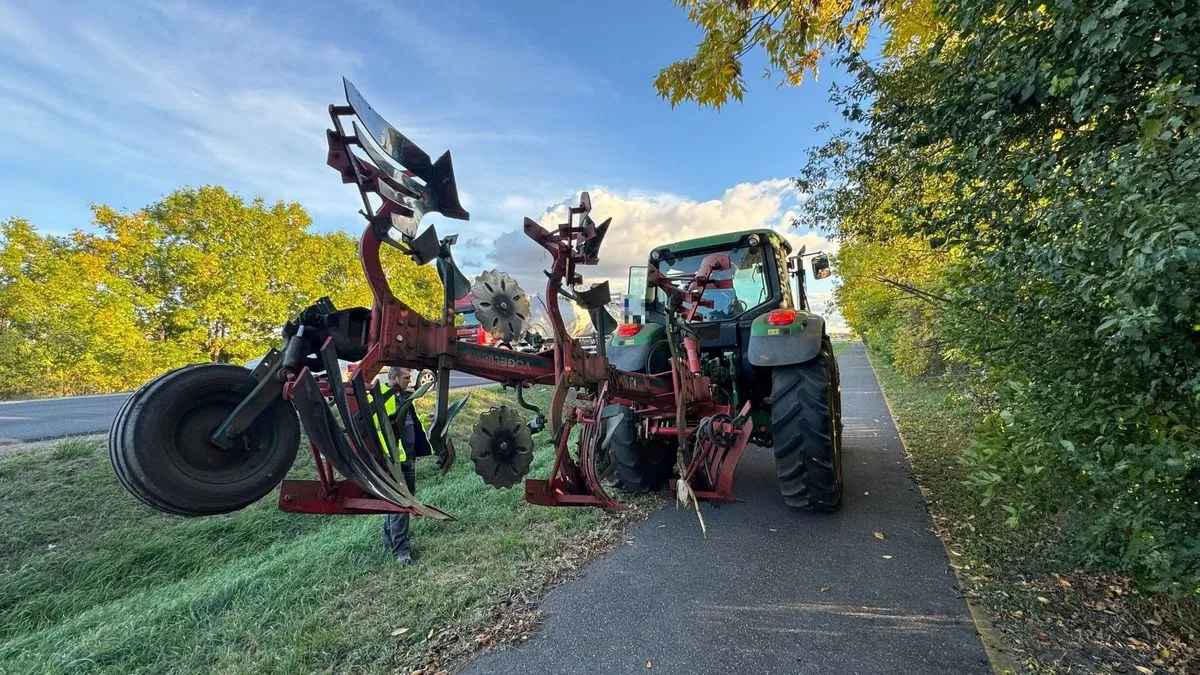 Árokba borult a traktor Nagyhegyes és Hajdúszoboszló között a 3321-es úton, a balesetet szenvedett férfit a mentőknek kellett újraéleszteni.