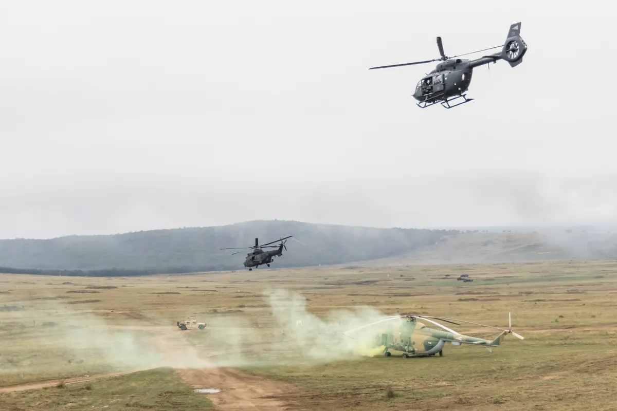 Hadgyakorlat során katonai helikopterek gyakorlatoznak Mezőkövesd felett.