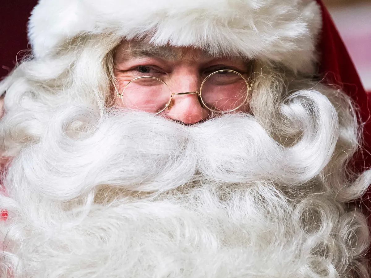 LappföldMikulásturizmus, Lappföld, Mikulás, turizmus, Santa Claus is pictured at his office in the Santa Park near Rovaniemi, Finnish Lapland, on November 16, 2024. With a month to go until Christmas, Santa Claus is busy preparing, but the warming climate and lack of snow in his Arctic hometown have him worried.By this time of year, the town of Rovaniemi in Finnish Lapland -- marketed by tourism officials since the 1980s as the "real" home of Santa Claus -- should be white and pretty. (Photo by Jonathan NACKSTRAND / AFP), Mikuláscsomag nélkül maradnak a diákok Őrsi Gergely döntése miatt