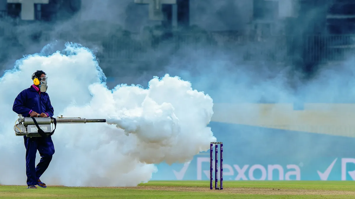 Mindent megtettek a bogárinvázió ellen a szervezők az India-Pakisztán meccsen, de nem igazán jártak sikerrel