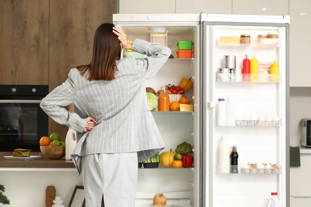 A közös hűtő, a mikró és kávéfőző is a konyha sarkallatos pontja a munkahelyen