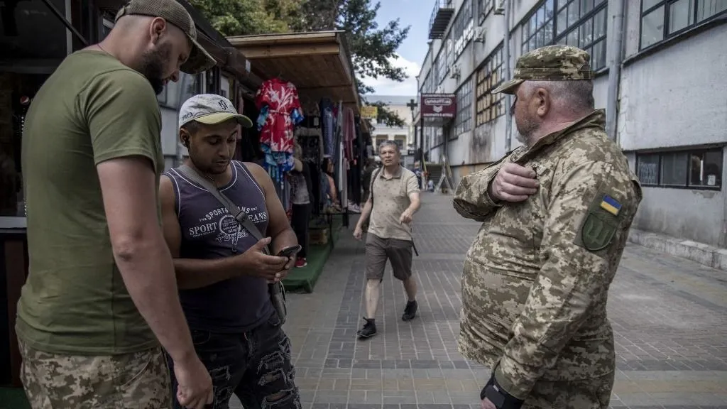 Ukrajnában egyre több felvétel kerül nyilvánosságra az erőszakos kényszersorozásról
