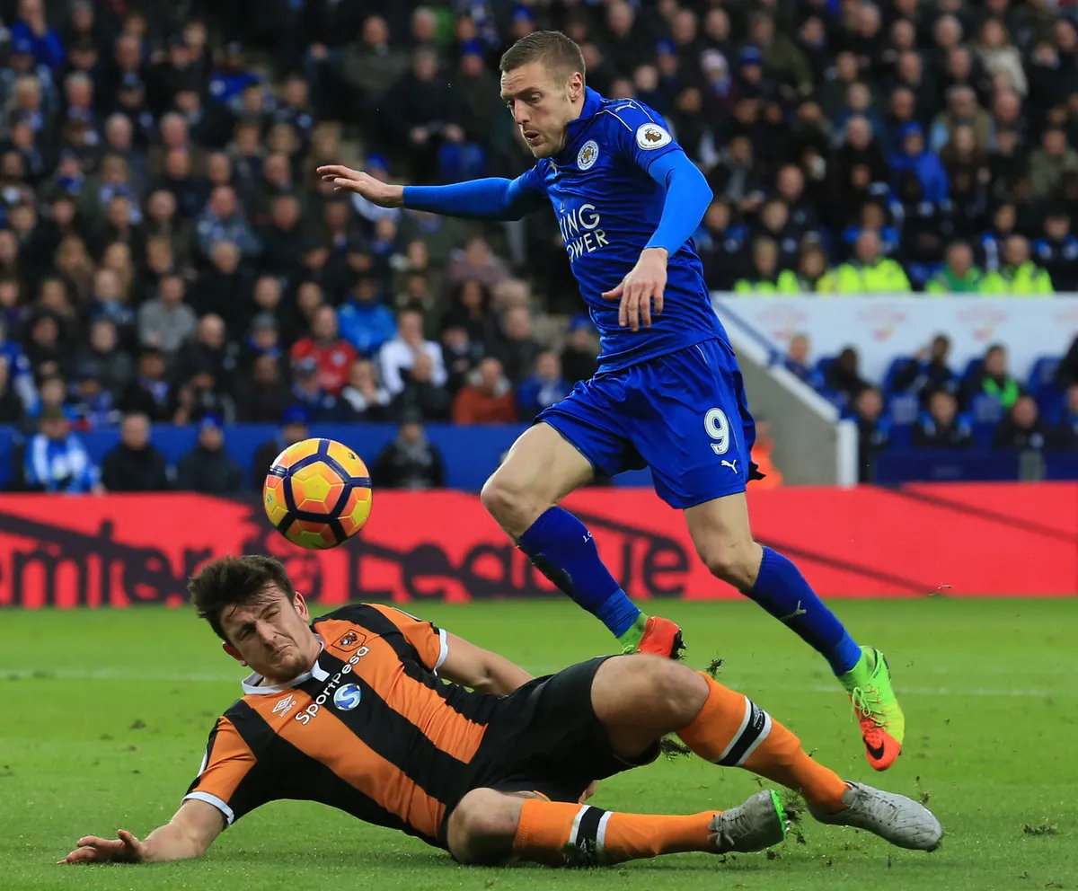 Hull City's English defender Harry Maguire (L) vies with Leicester City's English striker Jamie Vardy during the English Premier League football match between Leicester City and Hull City at King Power Stadium in Leicester, central England on March 4, 2017. (Photo by Lindsey PARNABY / AFP) / RESTRICTED TO EDITORIAL USE. No use with unauthorized audio, video, data, fixture lists, club/league logos or 'live' services. Online in-match use limited to 75 images, no video emulation. No use in betting, games or single club/league/player publications. / 