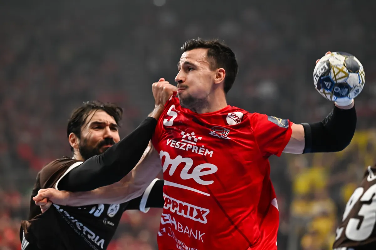 Veszprém, 2025. október 9.
Ivan Martinovic, a One Veszprém HC (j) és Jorge Maqueda, a Industria Kielce játékosa a férfi kézilabda Bajnokok Ligája csoportkörében játszott One Veszprém HC - Industria Kielce mérkőzésen a One Veszprém Arénában 2025. október 9-én.
MTI/Vasvári Tamás