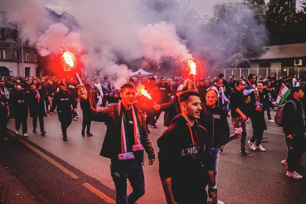 Magyarország–Örményország világbajnoki selejtező, labdarúgás, foci, futball, Magyar labdarúgó-válogatott, Puskás Aréna, 2025. 10. 11.
Szurkolók vonulnak