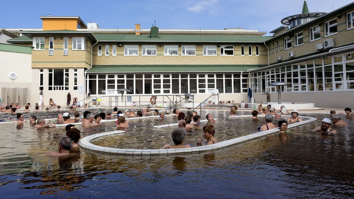 A magyar gyógyfürdők nemcsak kulturális örökségek,hanem jelentős gazdasági tényezők is — a termálvizek évente milliárdos bevételt hoznak Magyarországnak.