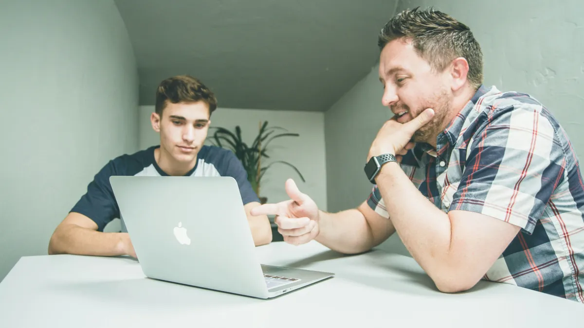 A szülő életkora számít, amennyiben adóstársként részt vesz a 18. évnél idősebb fiatal Otthon Start hitelében (illusztráció)