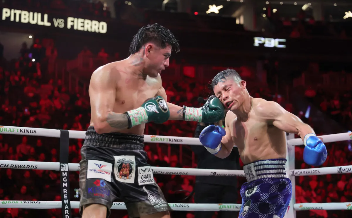 Angel Fierro (b.) az év elején anélkül vívott óriási meccset Isaac Cruzzal, hogy ágyékon rúgta volna ellenfelét