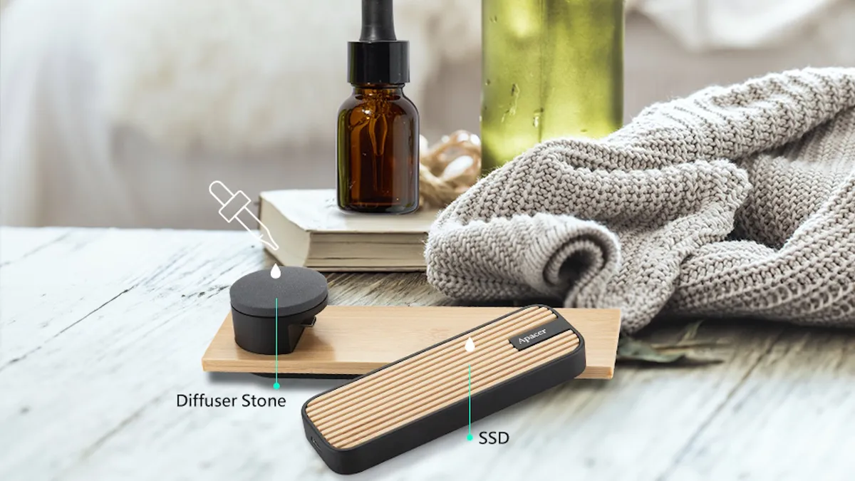 A dokkoló kövére és a háttértár bambusz részére is lehet csepegtetni az illóolajat. Túl sokat viszont nem szabad, különben nagyon szaglani fog az Apacer AS712 Portable SSD