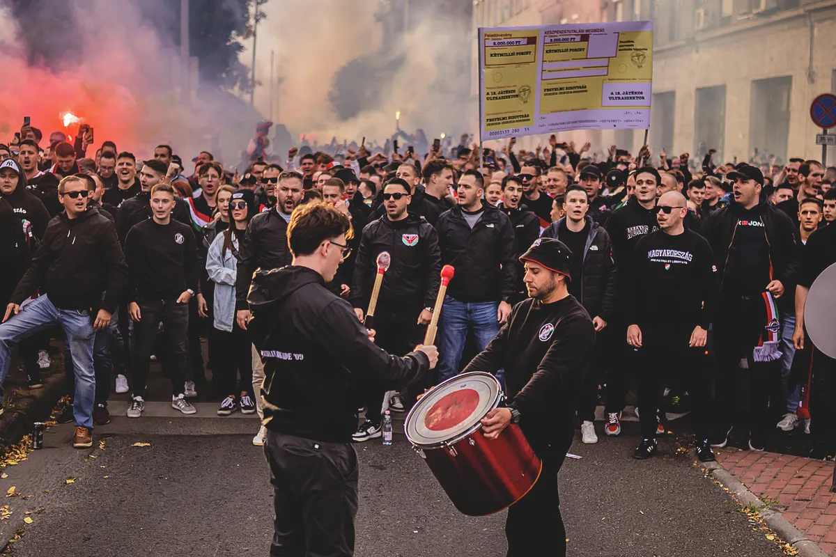 A szurkolói vonulás ezúttal is a Verseny utcából indult a Puskás Arénába