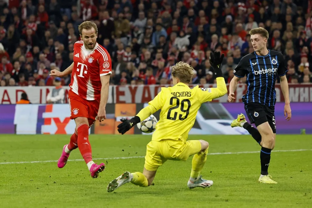 Bayern Munich's English forward #09 Harry Kane (L) makes an attempt on goal past Club Brugge's Belgian goalkeeper #29 Nordin Jackers (C) during the UEFA Champions League football match between FC Bayern Munich and Club Brugge in Munich, southern Germany on October 22, 2025. (Photo by Alexandra BEIER / AFP)