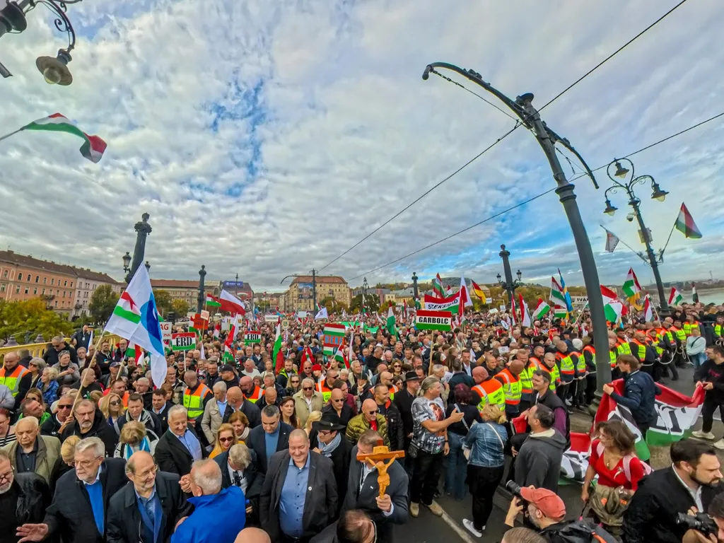 békemenet2025, békemenet, felvonulás, Civil Összefogás Fórum, CÖF, BékemenetCÖF, Fidesz, Orbán Viktor, OrbánViktor, 2025