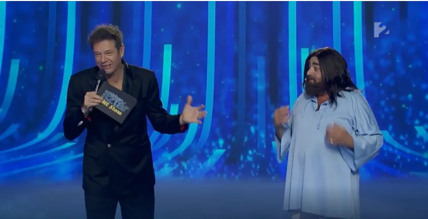 Mészáros Árpád Zsolt (jobbra) Till Attila műsorvezetővel a Sztárban Sztár forgatásán – Fotó: TV2/Tények.