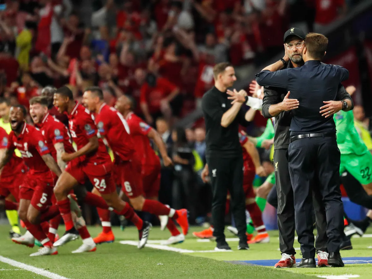 Madrid, 2019. június 1.
Mauricio Pochettino, a Tottenham Hotspur vezetőedzője (j) gratulál Jürgen Kloppnak, az FC Liverpool vezetőedzőjének 2-0 arányú győzelmükhöz a labdarúgó Bajnokok Ligája döntőjében a madridi Wanda Metropolitano Stadionban 2019. június 1-jén.
MTI/EPA/EFE/Emilio Naranjo