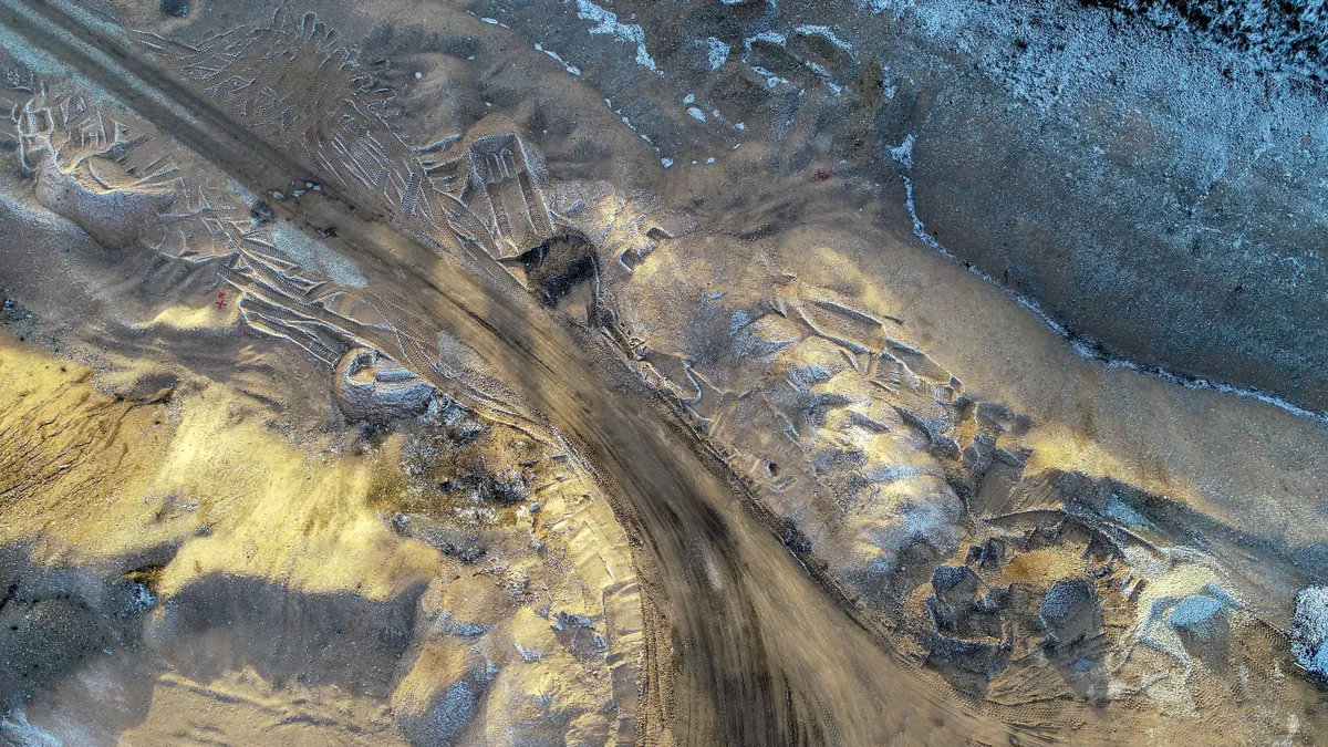 1972-ben súlyos bányaipari katasztrófa történt Nyugat-Virginában: kiömlő szürkeiszap temetett maga alá településeket, 125 ember halálát okozva (illusztráció)