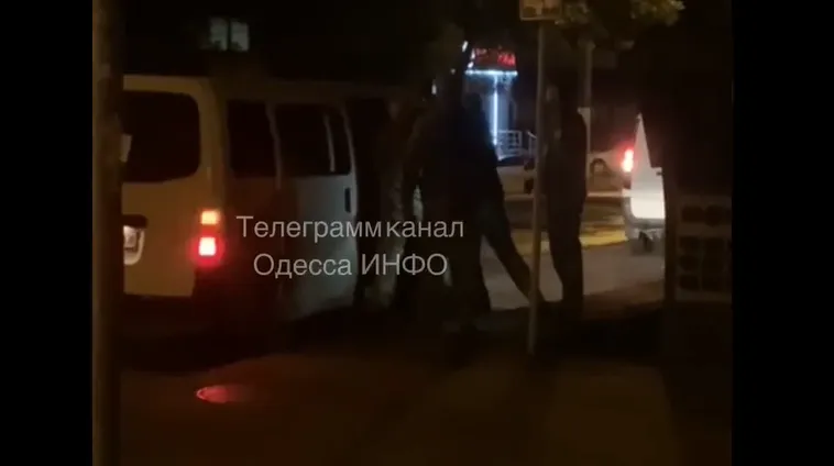 Este buszba próbálnak betuszkolni egy civilt az ukrán sorozók Odesszában (Forrás: Telegram)