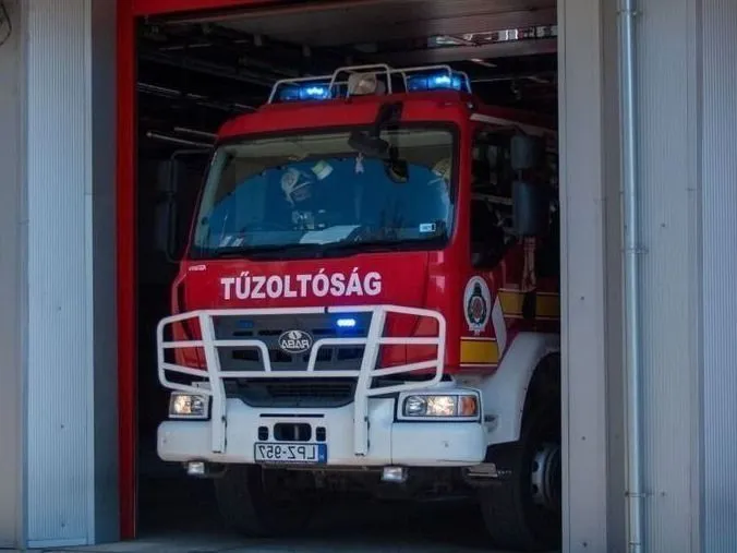 Kigyulladt autó okozott torlódást az M3-ason