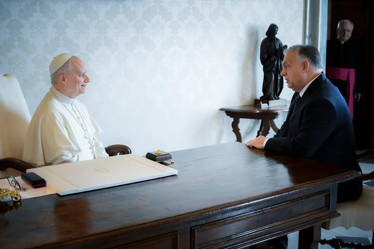 Orbán Viktor folytatja békemisszióját: a Vatikánban találkozott XIV. Leó pápával, Vatikánváros, 2025. október 27.A Vatikáni Média által közreadott képen XIV. Leó pápa (b) magánaudiencián fogadja Orbán Viktor miniszterelnököt Vatikánban 2025. október 27-én.MTI/Mario Tomassetti